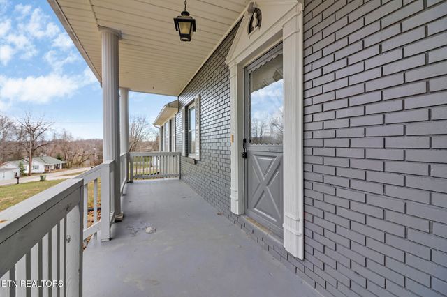 423 S Main St, Byrdstown, TN 38549