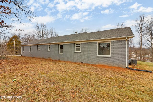 423 S Main St, Byrdstown, TN 38549