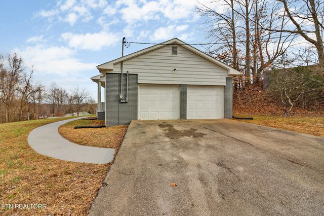 423 S Main St, Byrdstown, TN 38549