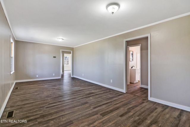 423 S Main St, Byrdstown, TN 38549