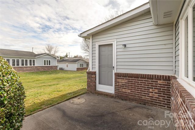 228 Dartcrest Drive, Hendersonville, NC 28792