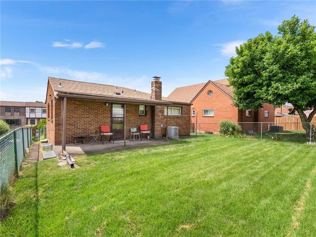 419 Susanna Ct., Greenfield, PA 15207