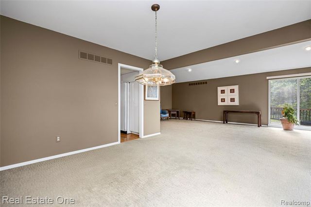 5000 Mirror Lake Court 19, West Bloomfield, MI 48323