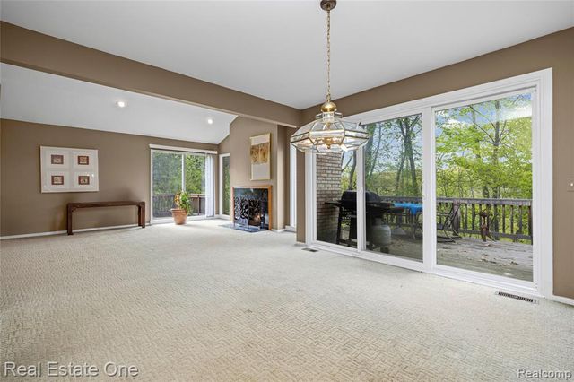5000 Mirror Lake Court 19, West Bloomfield, MI 48323