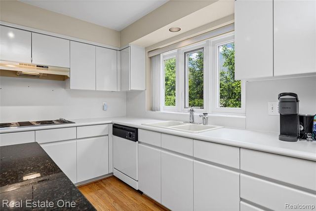 5000 Mirror Lake Court 19, West Bloomfield, MI 48323