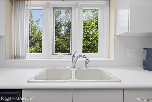 5000 Mirror Lake Court 19, West Bloomfield, MI 48323