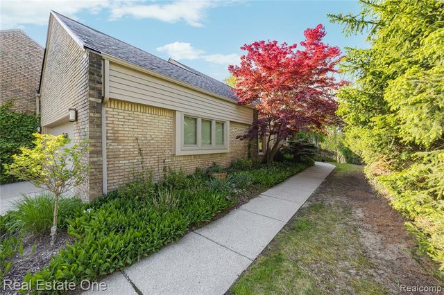 5000 Mirror Lake Court 19, West Bloomfield, MI 48323