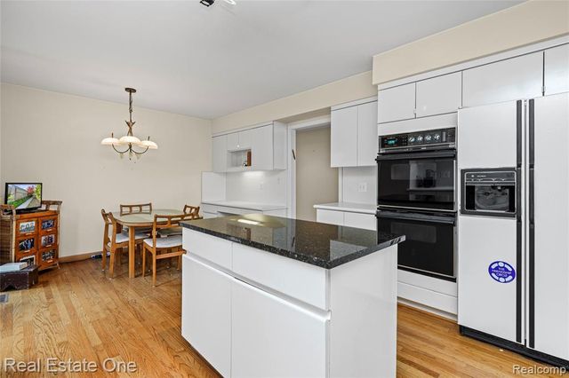 5000 Mirror Lake Court 19, West Bloomfield, MI 48323