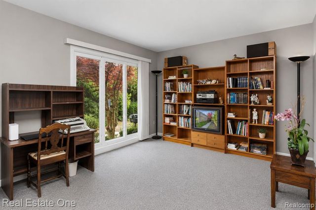 5000 Mirror Lake Court 19, West Bloomfield, MI 48323