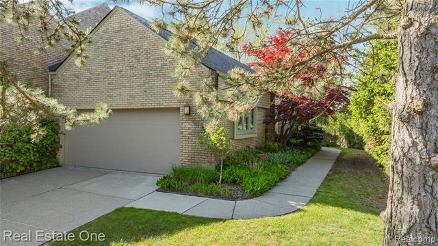 5000 Mirror Lake Court 19, West Bloomfield, MI 48323