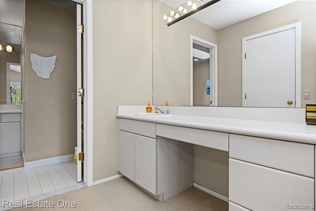 5000 Mirror Lake Court 19, West Bloomfield, MI 48323