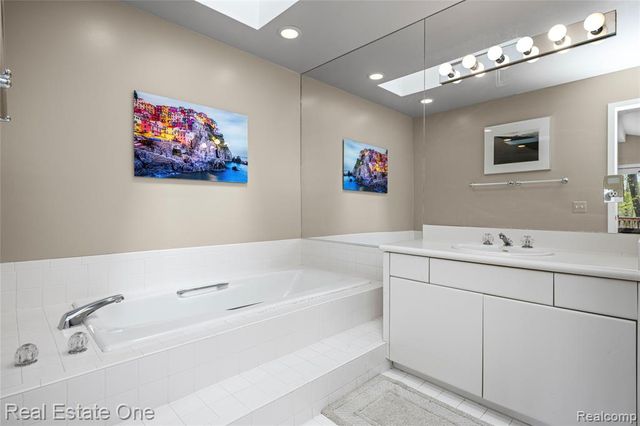 5000 Mirror Lake Court 19, West Bloomfield, MI 48323