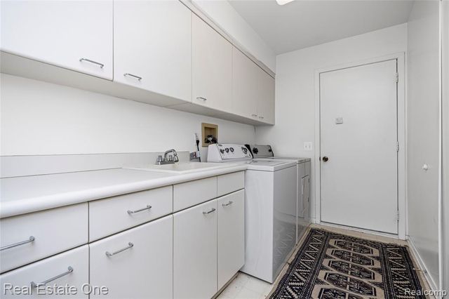 5000 Mirror Lake Court 19, West Bloomfield, MI 48323