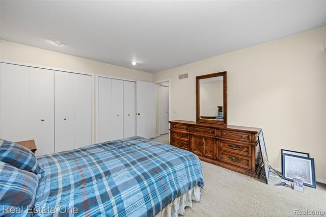 5000 Mirror Lake Court 19, West Bloomfield, MI 48323