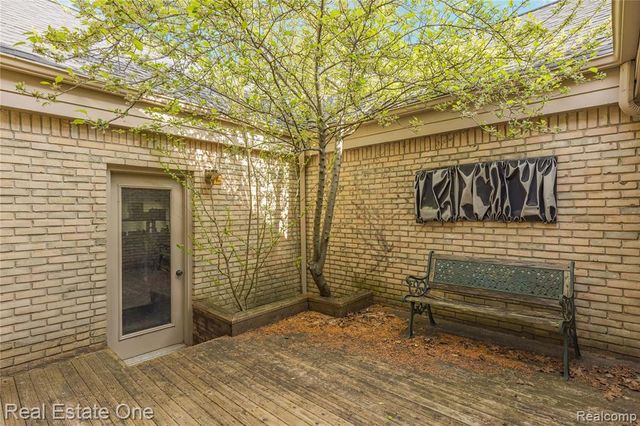 5000 Mirror Lake Court 19, West Bloomfield, MI 48323