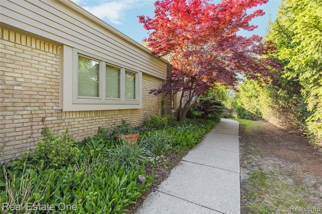 5000 Mirror Lake Court 19, West Bloomfield, MI 48323