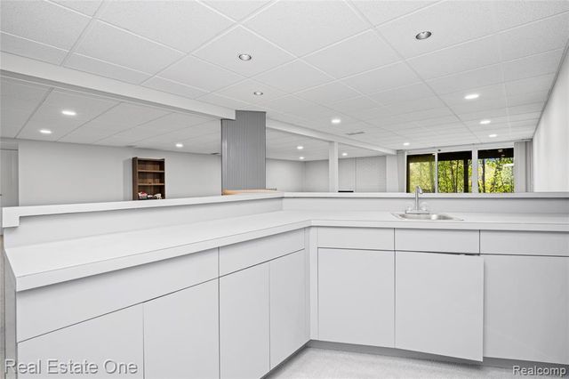 5000 Mirror Lake Court 19, West Bloomfield, MI 48323