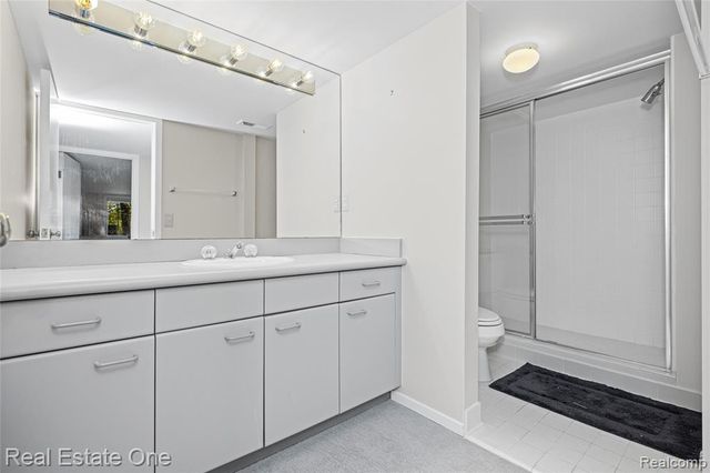 5000 Mirror Lake Court 19, West Bloomfield, MI 48323