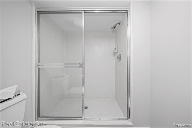 5000 Mirror Lake Court 19, West Bloomfield, MI 48323