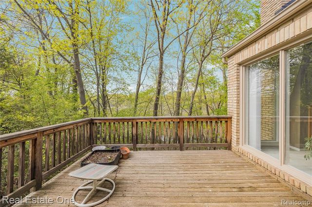 5000 Mirror Lake Court 19, West Bloomfield, MI 48323
