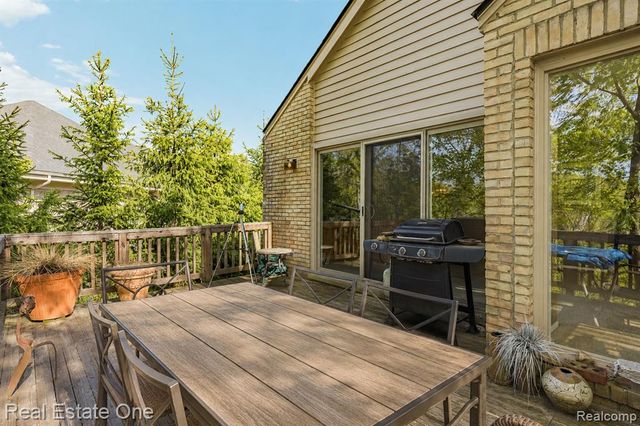 5000 Mirror Lake Court 19, West Bloomfield, MI 48323