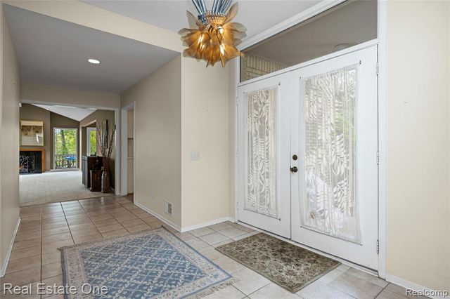 5000 Mirror Lake Court 19, West Bloomfield, MI 48323