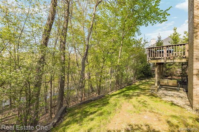 5000 Mirror Lake Court 19, West Bloomfield, MI 48323