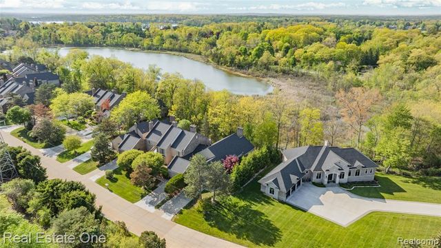 5000 Mirror Lake Court 19, West Bloomfield, MI 48323