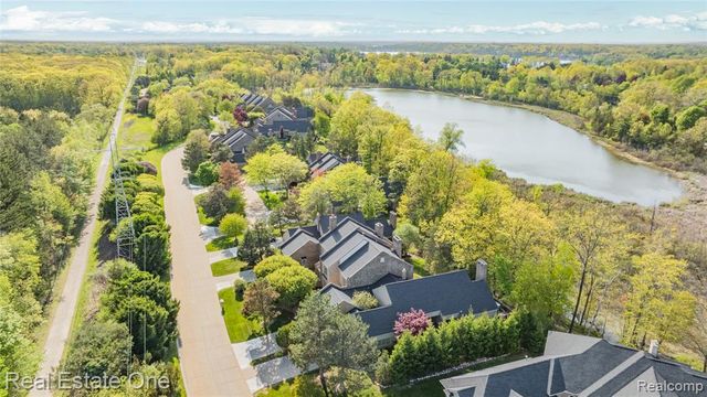 5000 Mirror Lake Court 19, West Bloomfield, MI 48323