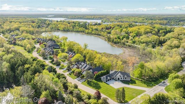5000 Mirror Lake Court 19, West Bloomfield, MI 48323