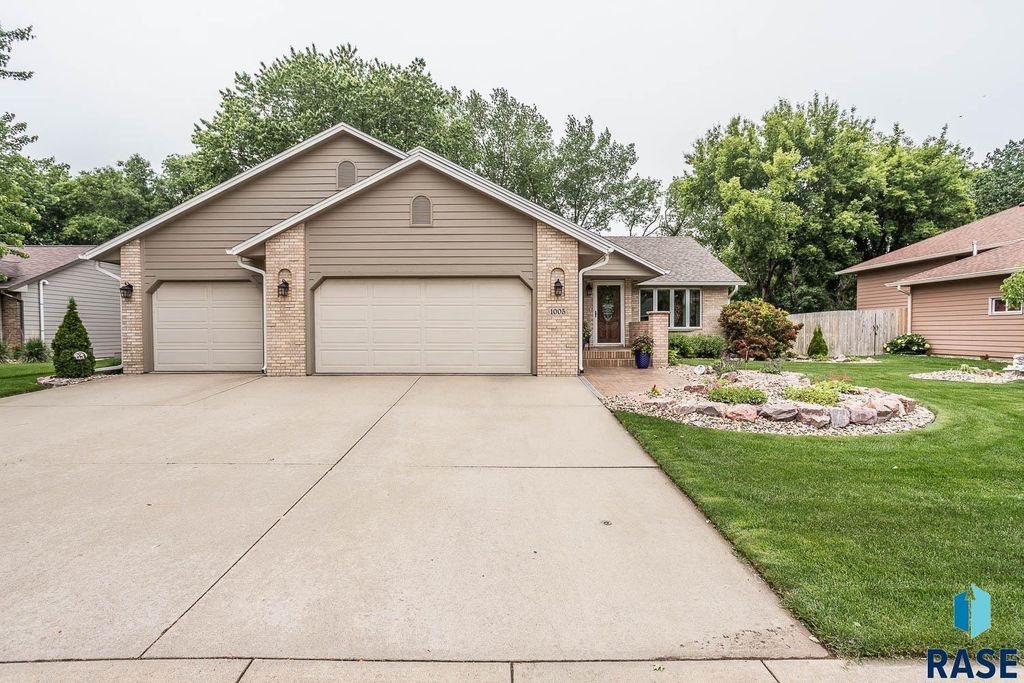 1005 S Parkview Blvd, Brandon, SD 57005