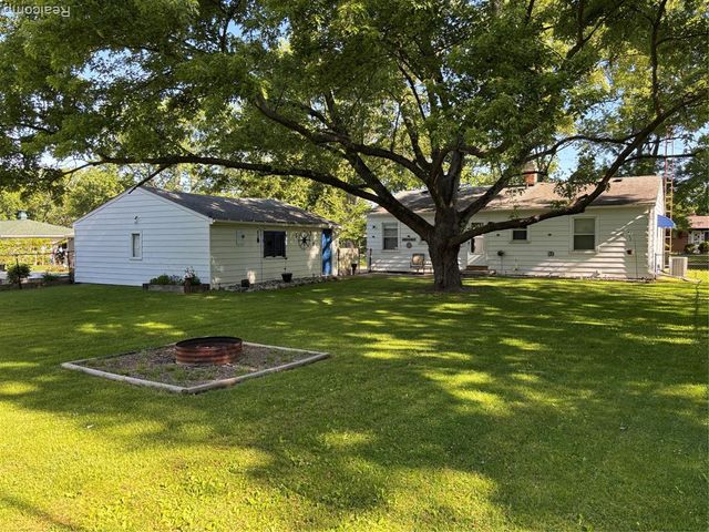 6405 Springdale Dr, Grand Blanc, MI 48439