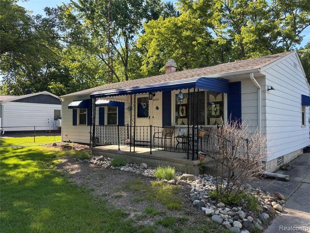 6405 Springdale Dr, Grand Blanc, MI 48439