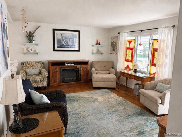 6405 Springdale Dr, Grand Blanc, MI 48439