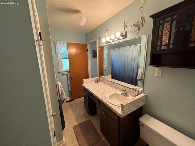 6405 Springdale Dr, Grand Blanc, MI 48439