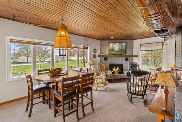 2003 Pondside Ln Lane, Rock Valley, IA 51247