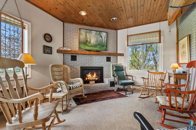 2003 Pondside Ln Lane, Rock Valley, IA 51247