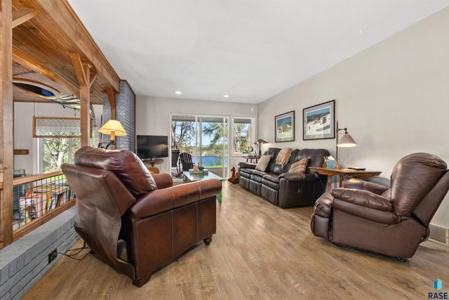 2003 Pondside Ln Lane, Rock Valley, IA 51247