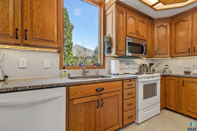 2003 Pondside Ln Lane, Rock Valley, IA 51247