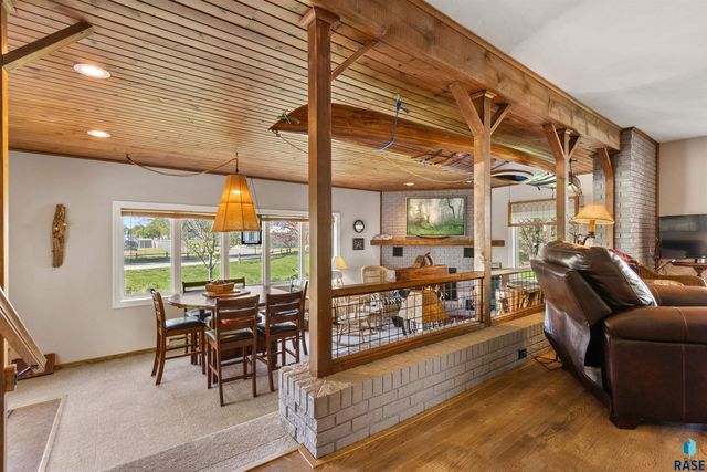 2003 Pondside Ln Lane, Rock Valley, IA 51247