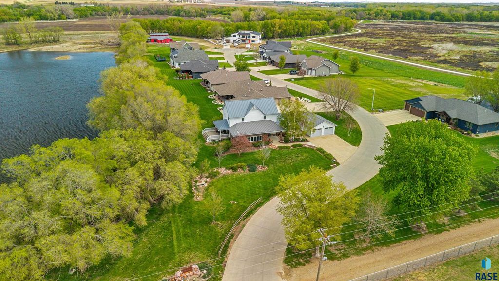 2003 Pondside Ln Lane, Rock Valley, IA 51247