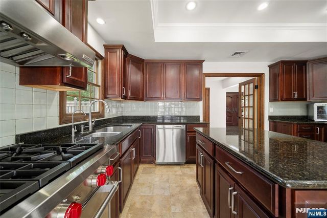 22 Kendrick Street, Paramus, NJ 07652