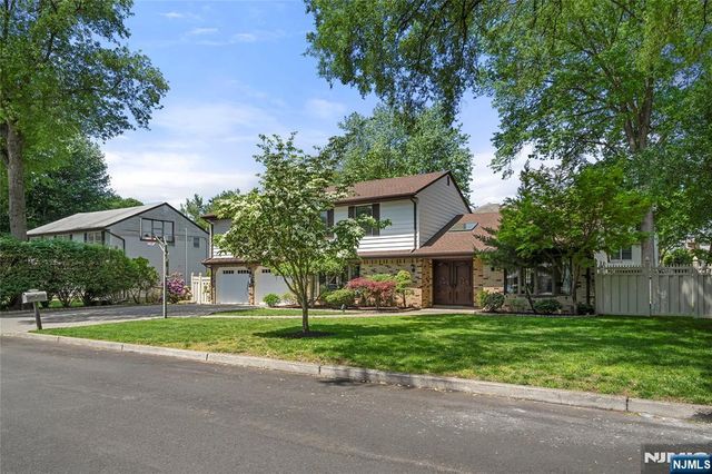 22 Kendrick Street, Paramus, NJ 07652