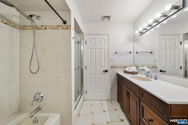 22 Kendrick Street, Paramus, NJ 07652