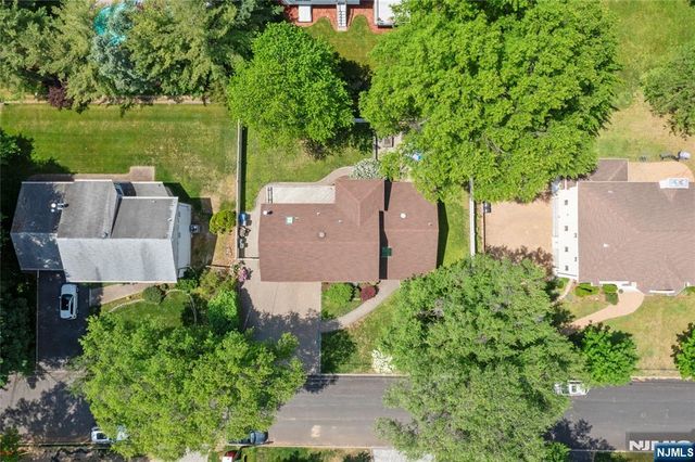 22 Kendrick Street, Paramus, NJ 07652