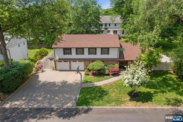 22 Kendrick Street, Paramus, NJ 07652