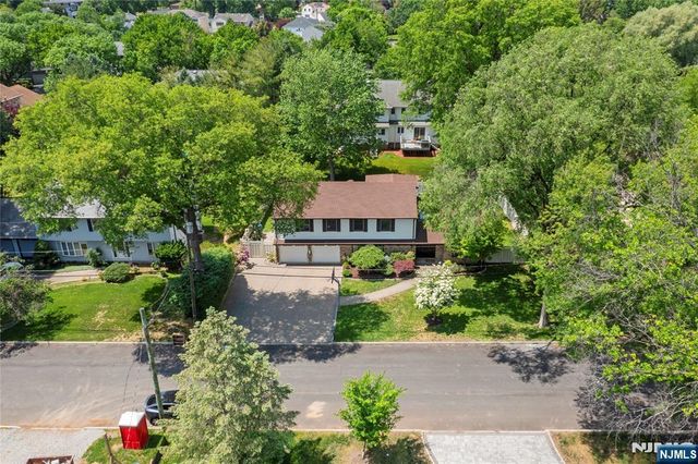 22 Kendrick Street, Paramus, NJ 07652