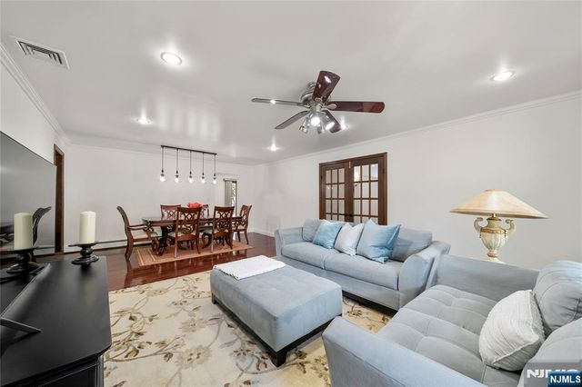 22 Kendrick Street, Paramus, NJ 07652