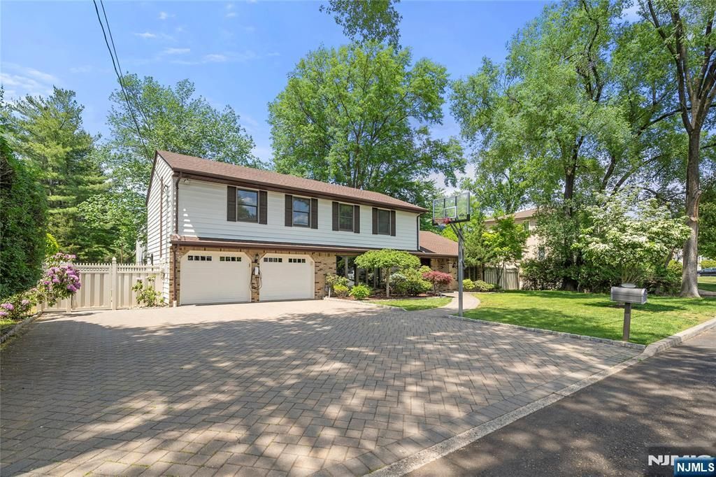 22 Kendrick Street, Paramus, NJ 07652