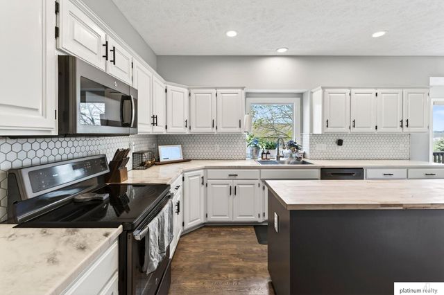 4504 Mark Street, Papillion, NE 68133
